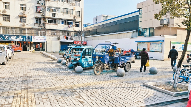 育才路集貿(mào)市場周邊停車亂象得到解決