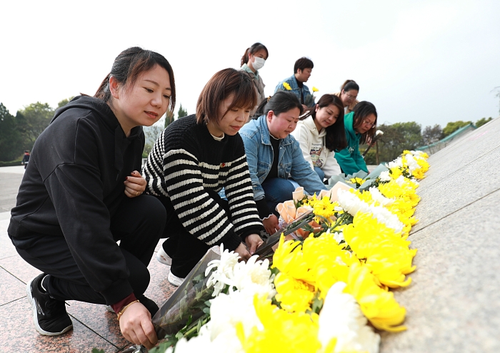 烈士陵園祭忠魂 緬懷先烈學(xué)黨史