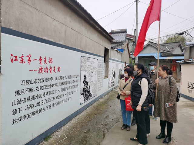 重溫紅色記憶 祭掃烈士陵園