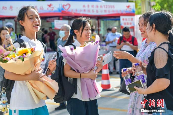 資料圖：6月10日，海南省?？谑泻Ｄ现袑W(xué)考點(diǎn)外，家長為剛剛走出考場的考生送上鮮花。當(dāng)日，海南省2021年高考結(jié)束 。 <a target='_blank' href='http://www.chinanews.com/'><p  align=