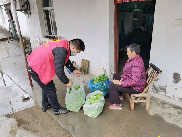 疫情蔬菜滯銷，犯愁 牽線搭橋助銷，暖心