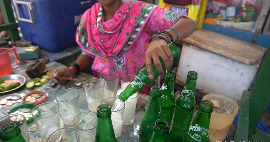 这其中,汽水就是印度街头最常见的冷饮,有时候很佩服印度人的服务意识
